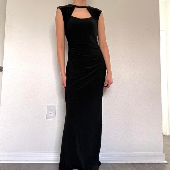 Black Velvet Cutout Maxi Dress - Picture 4 of 9